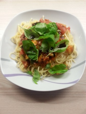 Spaghetti mit Salami, Speck und Zuchini in Tomatensauce